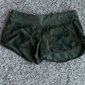 Lululemon short size 8. Very good condition.